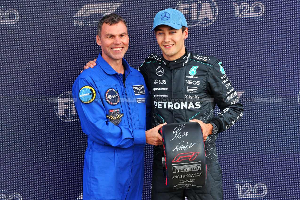 GP GRAN BRETAGNA, George Russell (GBR) Mercedes AMG F1 (Right) receives the Pirelli Pole Position Award from Marcus Wandt (SWE) European Space Agency.

06.07.2024. Formula 1 World Championship, Rd 12, British Grand Prix, Silverstone, England, Qualifiche Day.

- www.xpbimages.com, EMail: requests@xpbimages.com © Copyright: Batchelor / XPB Images