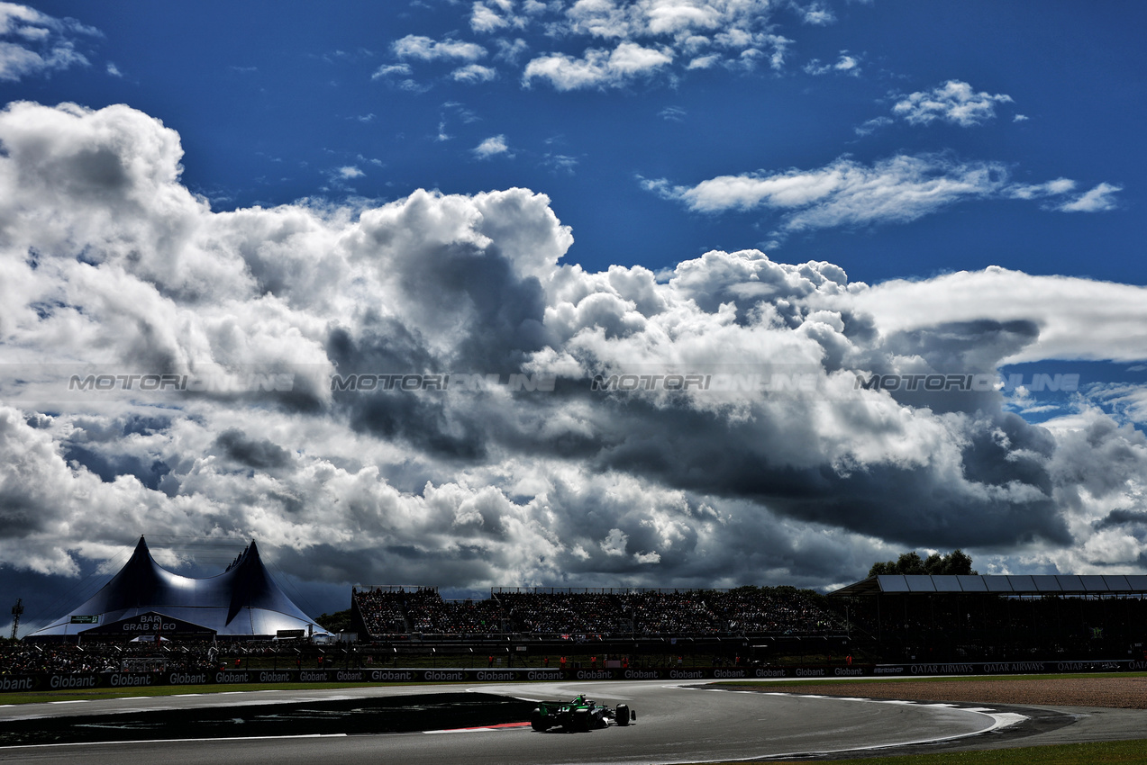 GP GRAN BRETAGNA, Zhou Guanyu (CHN) Sauber C44.

06.07.2024. Formula 1 World Championship, Rd 12, British Grand Prix, Silverstone, England, Qualifiche Day.

- www.xpbimages.com, EMail: requests@xpbimages.com © Copyright: Charniaux / XPB Images