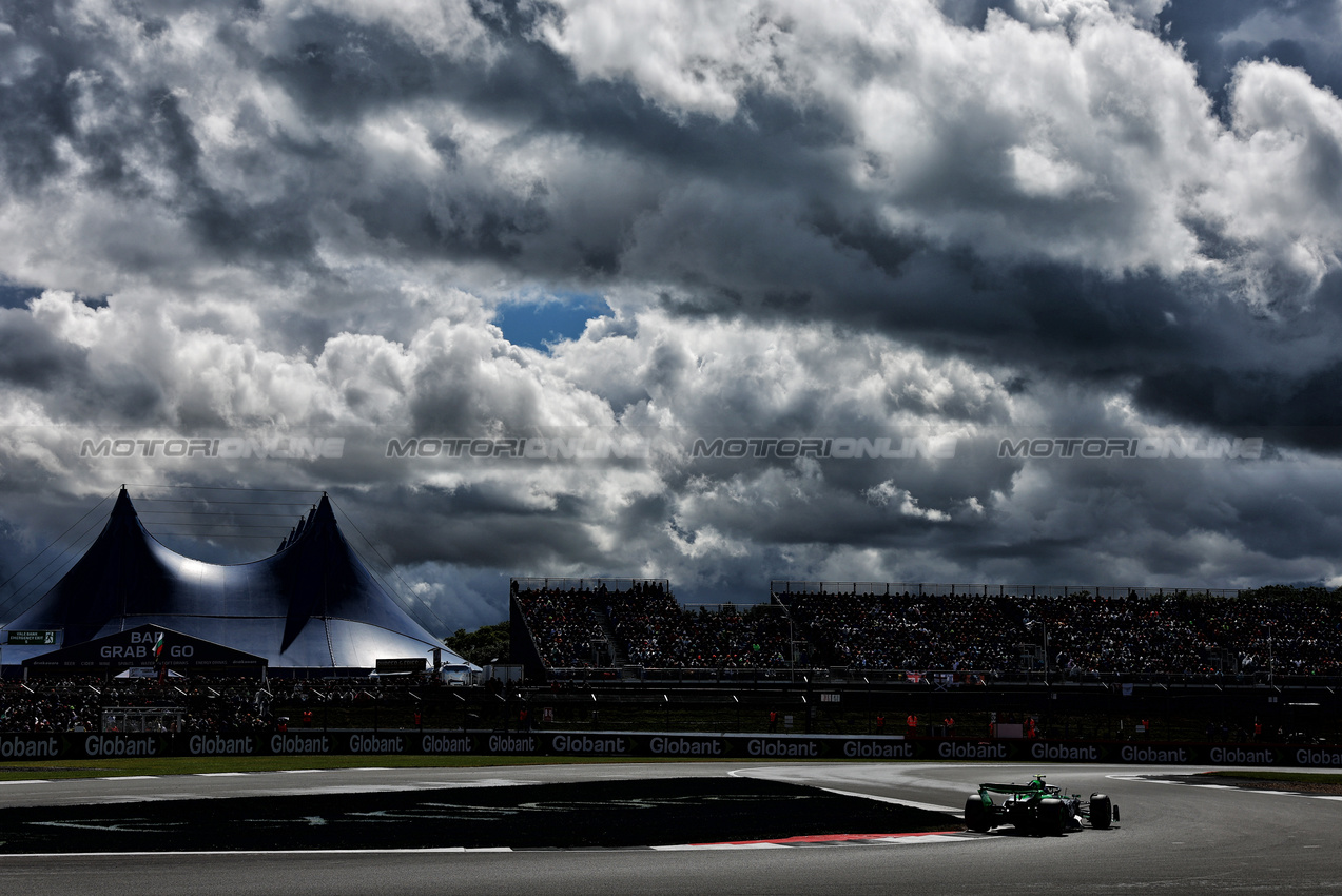 GP GRAN BRETAGNA, Zhou Guanyu (CHN) Sauber C44.

06.07.2024. Formula 1 World Championship, Rd 12, British Grand Prix, Silverstone, England, Qualifiche Day.

- www.xpbimages.com, EMail: requests@xpbimages.com © Copyright: Charniaux / XPB Images