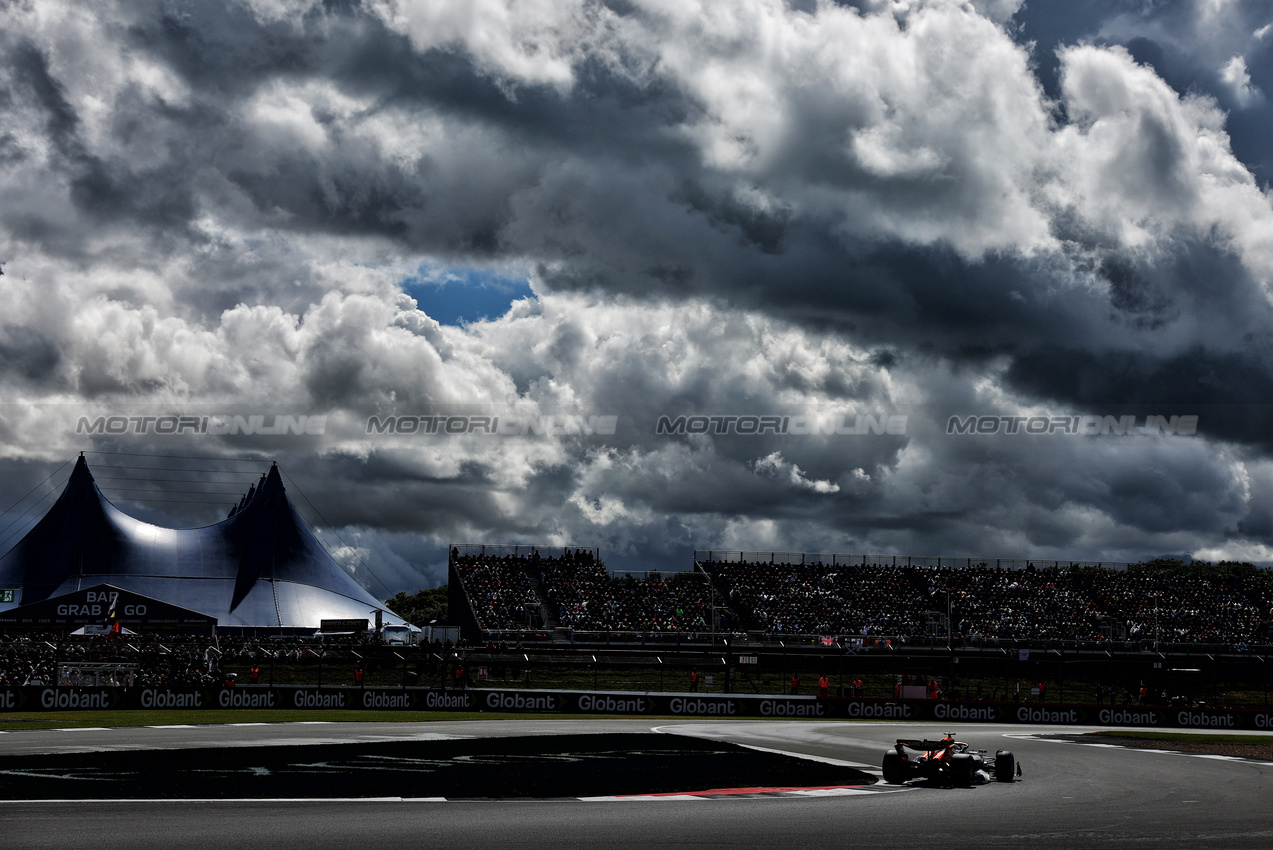 GP GRAN BRETAGNA, Lando Norris (GBR) McLaren MCL38.

06.07.2024. Formula 1 World Championship, Rd 12, British Grand Prix, Silverstone, England, Qualifiche Day.

- www.xpbimages.com, EMail: requests@xpbimages.com © Copyright: Charniaux / XPB Images