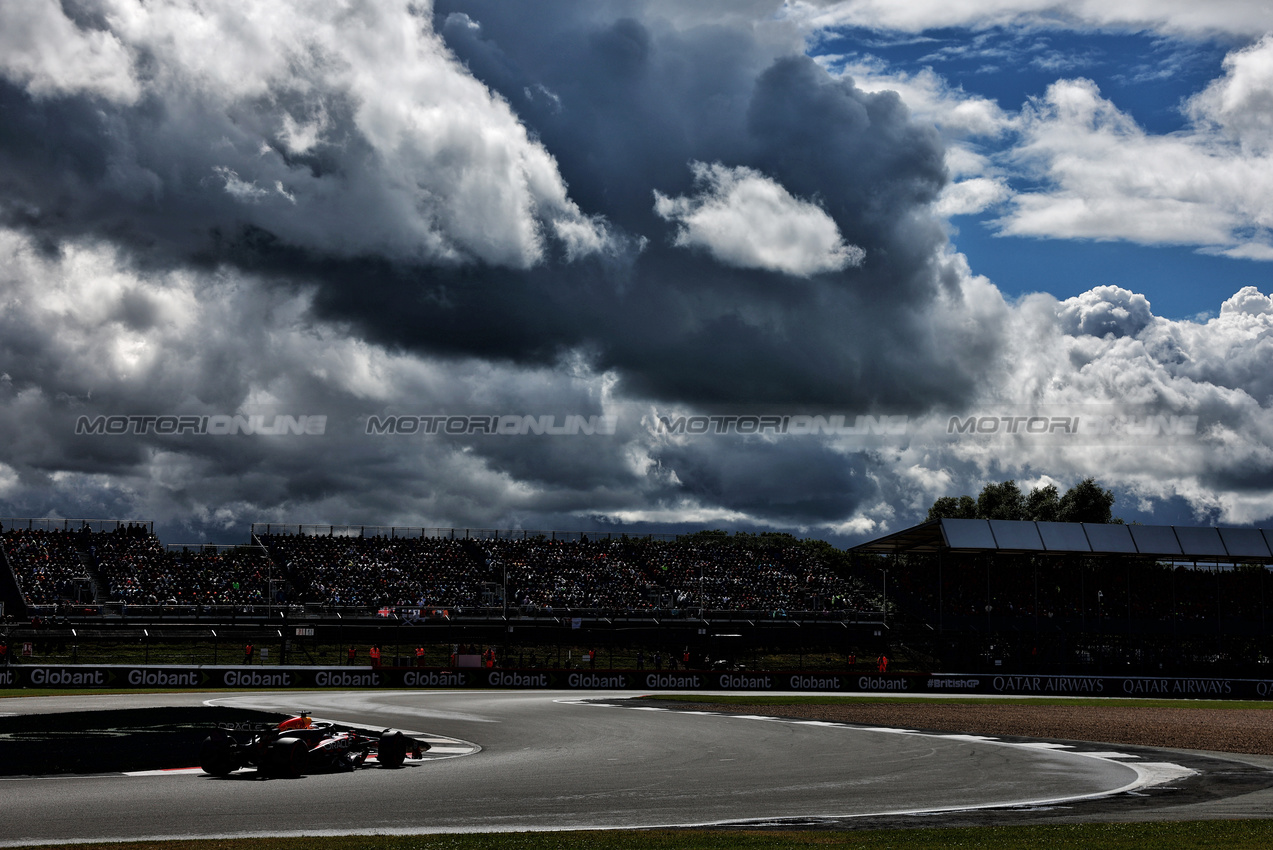 GP GRAN BRETAGNA, Max Verstappen (NLD) Red Bull Racing RB20.

06.07.2024. Formula 1 World Championship, Rd 12, British Grand Prix, Silverstone, England, Qualifiche Day.

- www.xpbimages.com, EMail: requests@xpbimages.com © Copyright: Charniaux / XPB Images