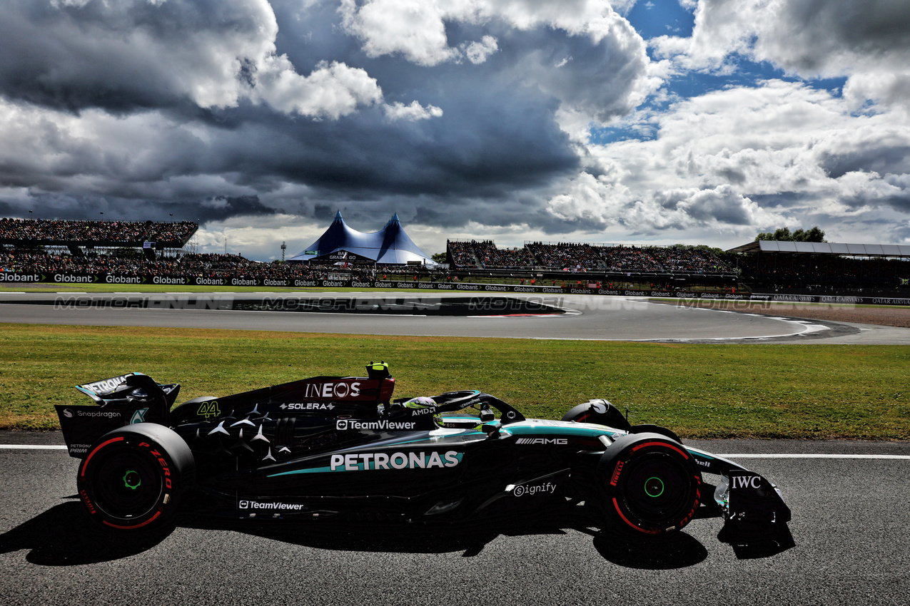 GP GRAN BRETAGNA, Lewis Hamilton (GBR) Mercedes AMG F1 W15.

06.07.2024. Formula 1 World Championship, Rd 12, British Grand Prix, Silverstone, England, Qualifiche Day.

- www.xpbimages.com, EMail: requests@xpbimages.com © Copyright: Charniaux / XPB Images