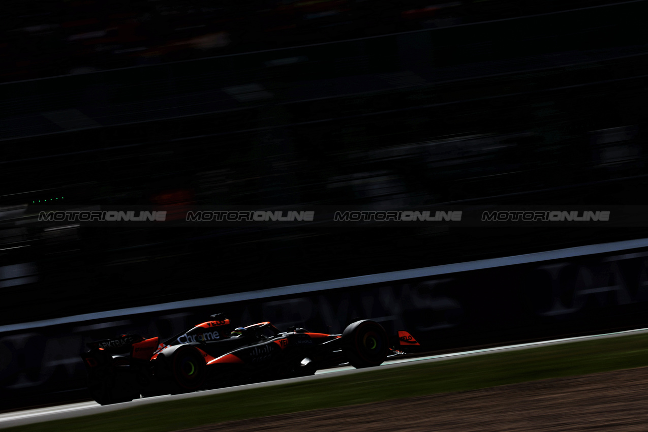 GP GRAN BRETAGNA, Oscar Piastri (AUS) McLaren MCL38.

06.07.2024. Formula 1 World Championship, Rd 12, British Grand Prix, Silverstone, England, Qualifiche Day.

- www.xpbimages.com, EMail: requests@xpbimages.com © Copyright: Charniaux / XPB Images