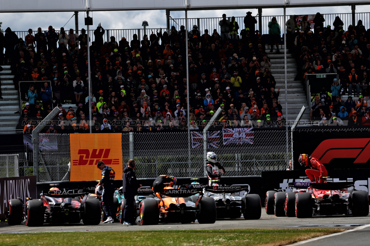 GP GRAN BRETAGNA, Max Verstappen (NLD) Red Bull Racing RB20; Oscar Piastri (AUS) McLaren MCL38; Nico Hulkenberg (GER) Haas VF-24; e Carlos Sainz Jr (ESP) Ferrari SF-24, in parc ferme.

06.07.2024. Formula 1 World Championship, Rd 12, British Grand Prix, Silverstone, England, Qualifiche Day.

- www.xpbimages.com, EMail: requests@xpbimages.com © Copyright: Charniaux / XPB Images