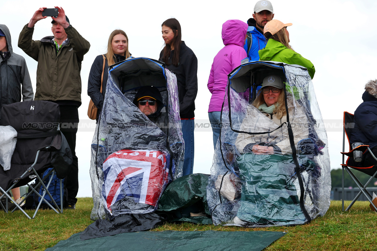 GP GRAN BRETAGNA, Circuit Atmosfera - fans in the rain.

06.07.2024. Formula 1 World Championship, Rd 12, British Grand Prix, Silverstone, England, Qualifiche Day.

 - www.xpbimages.com, EMail: requests@xpbimages.com © Copyright: Coates / XPB Images
