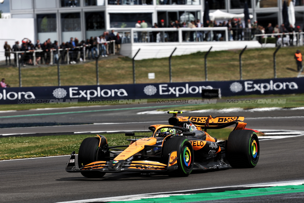 GP GRAN BRETAGNA, Lando Norris (GBR) McLaren MCL38.

06.07.2024. Formula 1 World Championship, Rd 12, British Grand Prix, Silverstone, England, Qualifiche Day.

- www.xpbimages.com, EMail: requests@xpbimages.com © Copyright: Bearne / XPB Images