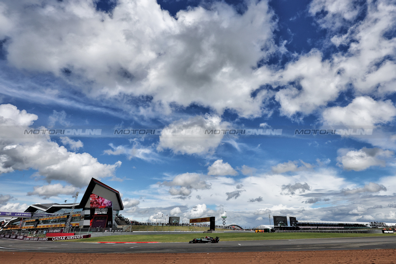 GP GRAN BRETAGNA, Lewis Hamilton (GBR) Mercedes AMG F1 W15.

06.07.2024. Formula 1 World Championship, Rd 12, British Grand Prix, Silverstone, England, Qualifiche Day.

- www.xpbimages.com, EMail: requests@xpbimages.com © Copyright: Bearne / XPB Images