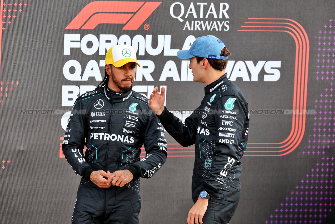 GP GRAN BRETAGNA, (L to R): Second placed Lewis Hamilton (GBR) Mercedes AMG F1 with team mate e pole sitter George Russell (GBR) Mercedes AMG F1 in qualifying parc ferme.

06.07.2024. Formula 1 World Championship, Rd 12, British Grand Prix, Silverstone, England, Qualifiche Day.

- www.xpbimages.com, EMail: requests@xpbimages.com © Copyright: Moy / XPB Images