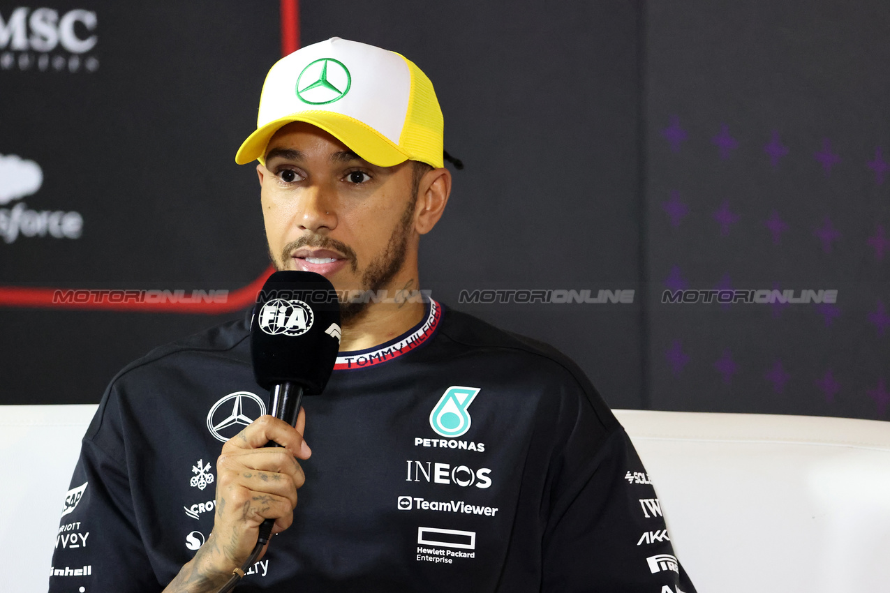 GP GRAN BRETAGNA, Lewis Hamilton (GBR) Mercedes AMG F1 in the post qualifying FIA Press Conference.

06.07.2024. Formula 1 World Championship, Rd 12, British Grand Prix, Silverstone, England, Qualifiche Day.

 - www.xpbimages.com, EMail: requests@xpbimages.com © Copyright: Davenport / XPB Images