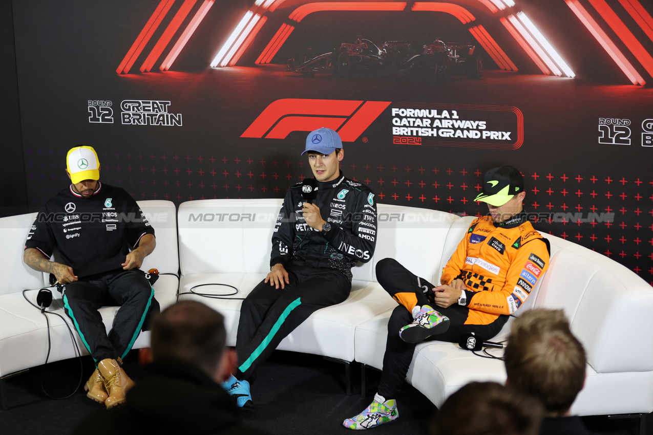 GP GRAN BRETAGNA, (L to R): Lewis Hamilton (GBR) Mercedes AMG F1; George Russell (GBR) Mercedes AMG F1; e Lando Norris (GBR) McLaren, in the post qualifying FIA Press Conference.

06.07.2024. Formula 1 World Championship, Rd 12, British Grand Prix, Silverstone, England, Qualifiche Day.

 - www.xpbimages.com, EMail: requests@xpbimages.com © Copyright: Davenport / XPB Images