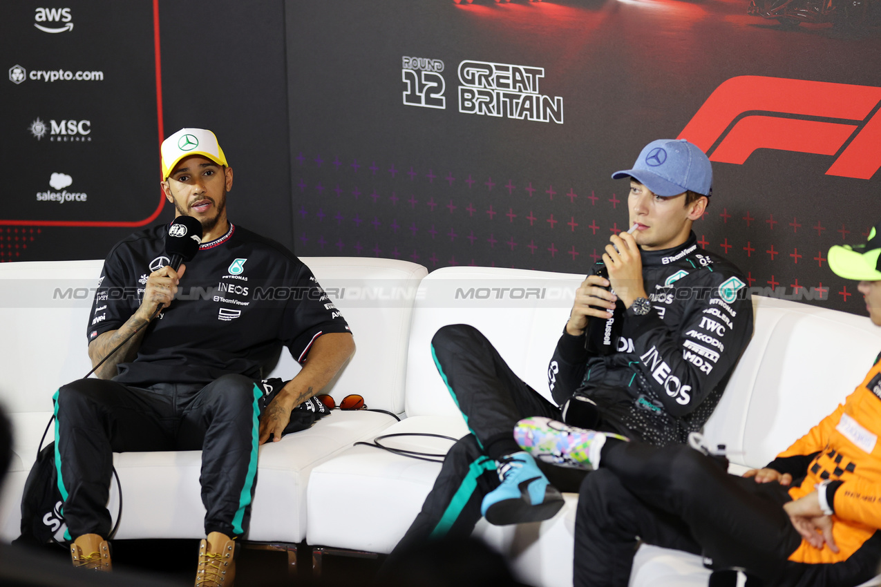 GP GRAN BRETAGNA, (L to R): Lewis Hamilton (GBR) Mercedes AMG F1 e George Russell (GBR) Mercedes AMG F1 in the post qualifying FIA Press Conference.

06.07.2024. Formula 1 World Championship, Rd 12, British Grand Prix, Silverstone, England, Qualifiche Day.

 - www.xpbimages.com, EMail: requests@xpbimages.com © Copyright: Davenport / XPB Images
