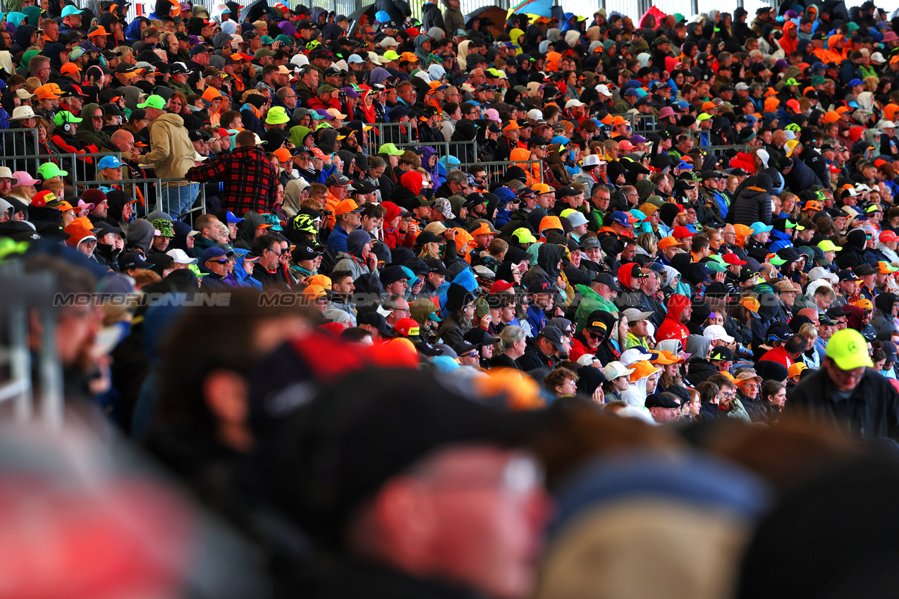 GP GRAN BRETAGNA, Circuit Atmosfera - fans in the grandstand.

06.07.2024. Formula 1 World Championship, Rd 12, British Grand Prix, Silverstone, England, Qualifiche Day.

 - www.xpbimages.com, EMail: requests@xpbimages.com © Copyright: Coates / XPB Images