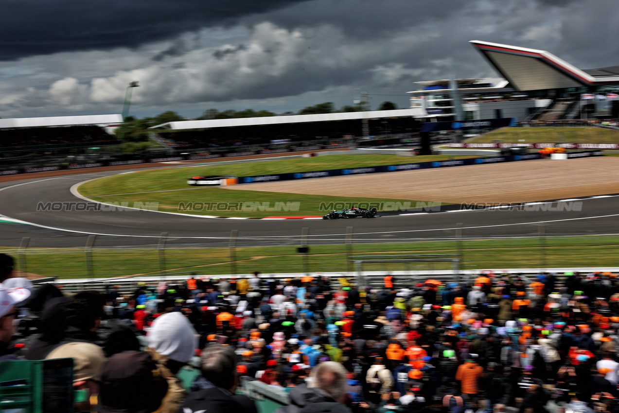GP GRAN BRETAGNA, George Russell (GBR) Mercedes AMG F1 W15.

06.07.2024. Formula 1 World Championship, Rd 12, British Grand Prix, Silverstone, England, Qualifiche Day.

 - www.xpbimages.com, EMail: requests@xpbimages.com © Copyright: Coates / XPB Images