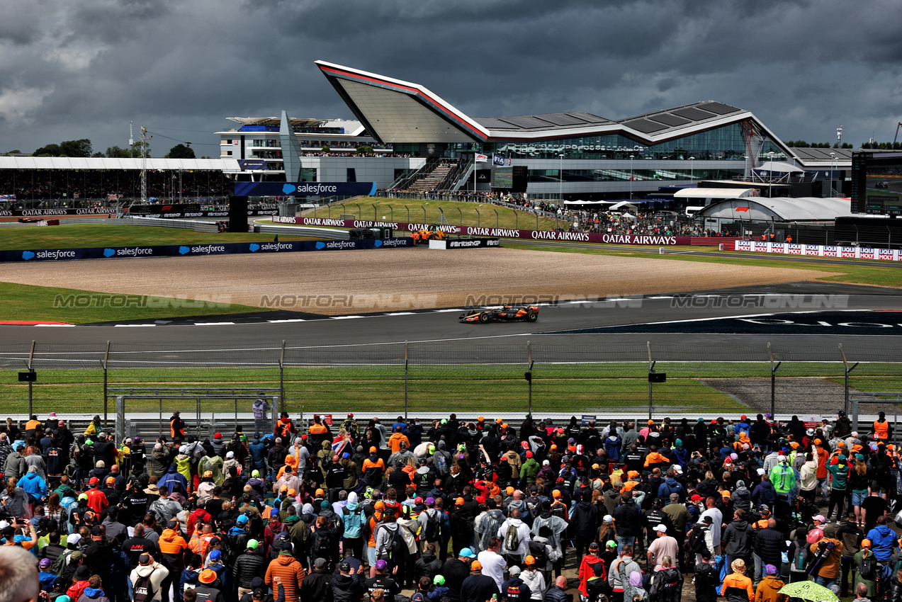 GP GRAN BRETAGNA, Lando Norris (GBR) McLaren MCL38.

06.07.2024. Formula 1 World Championship, Rd 12, British Grand Prix, Silverstone, England, Qualifiche Day.

 - www.xpbimages.com, EMail: requests@xpbimages.com © Copyright: Coates / XPB Images