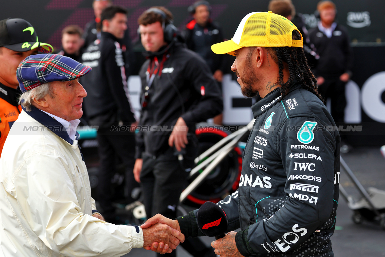GP GRAN BRETAGNA, (L to R): Lewis Hamilton (GBR) Mercedes AMG F1 with Lewis Hamilton (GBR) Mercedes AMG F1 in qualifying parc ferme.

06.07.2024. Formula 1 World Championship, Rd 12, British Grand Prix, Silverstone, England, Qualifiche Day.

 - www.xpbimages.com, EMail: requests@xpbimages.com © Copyright: Coates / XPB Images