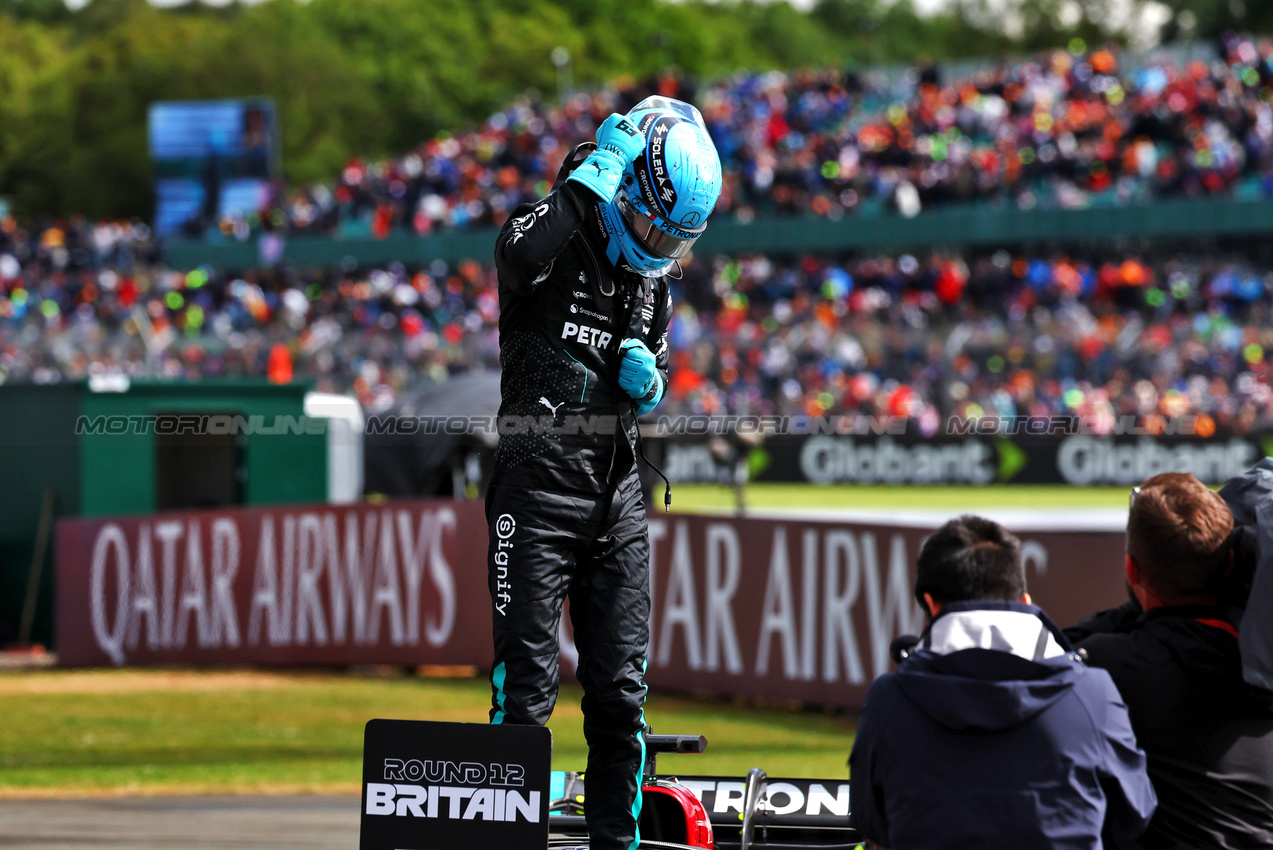 GP GRAN BRETAGNA, George Russell (GBR) Mercedes AMG F1 W15 celebrates his pole position in qualifying parc ferme.

06.07.2024. Formula 1 World Championship, Rd 12, British Grand Prix, Silverstone, England, Qualifiche Day.

 - www.xpbimages.com, EMail: requests@xpbimages.com © Copyright: Coates / XPB Images