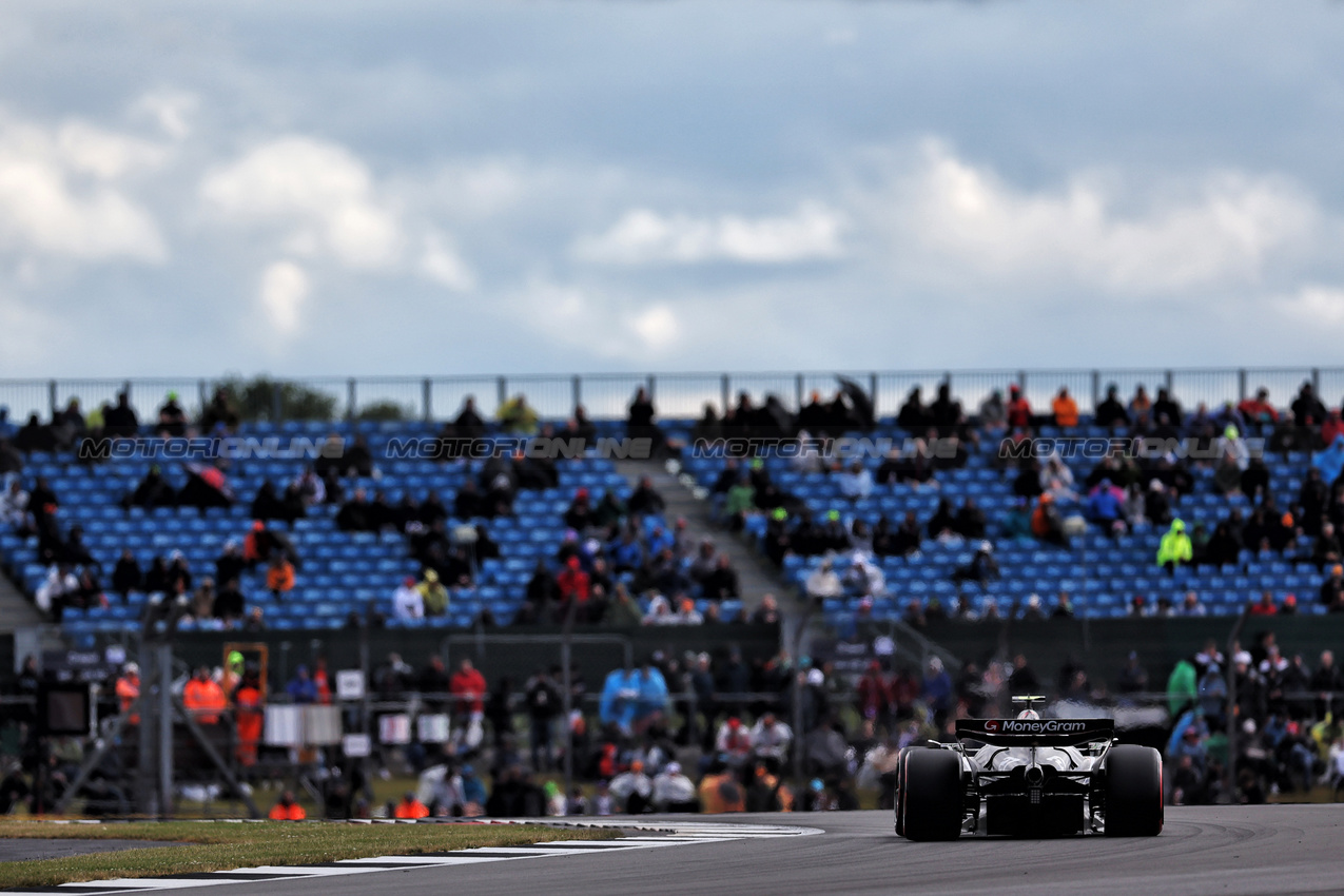 GP GRAN BRETAGNA, Nico Hulkenberg (GER) Haas VF-24.

06.07.2024. Formula 1 World Championship, Rd 12, British Grand Prix, Silverstone, England, Qualifiche Day.

- www.xpbimages.com, EMail: requests@xpbimages.com © Copyright: Rew / XPB Images