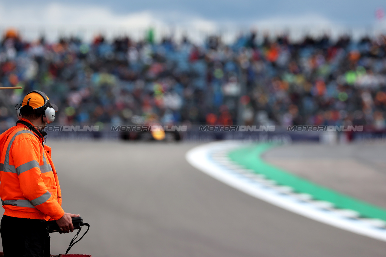 GP GRAN BRETAGNA, Circuit Atmosfera - marshal.

06.07.2024. Formula 1 World Championship, Rd 12, British Grand Prix, Silverstone, England, Qualifiche Day.

 - www.xpbimages.com, EMail: requests@xpbimages.com © Copyright: Davenport / XPB Images