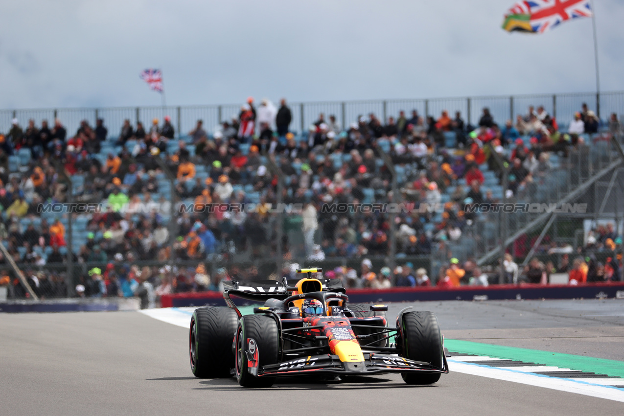 GP GRAN BRETAGNA, Sergio Perez (MEX) Red Bull Racing RB20.

06.07.2024. Formula 1 World Championship, Rd 12, British Grand Prix, Silverstone, England, Qualifiche Day.

 - www.xpbimages.com, EMail: requests@xpbimages.com © Copyright: Davenport / XPB Images