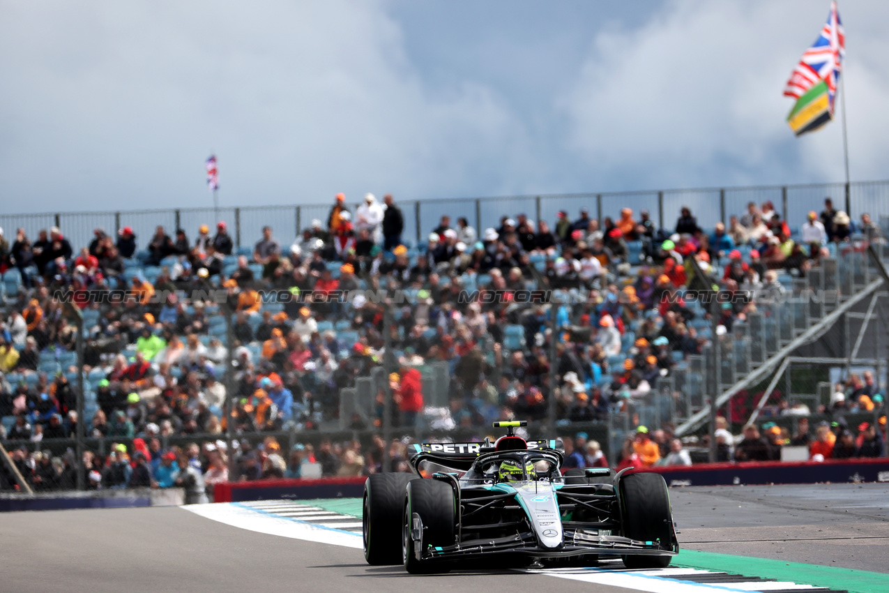 GP GRAN BRETAGNA, Lewis Hamilton (GBR) Mercedes AMG F1 W15.

06.07.2024. Formula 1 World Championship, Rd 12, British Grand Prix, Silverstone, England, Qualifiche Day.

 - www.xpbimages.com, EMail: requests@xpbimages.com © Copyright: Davenport / XPB Images