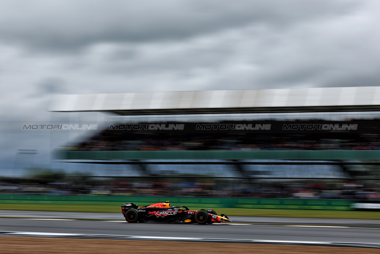 GP GRAN BRETAGNA, Sergio Perez (MEX) Red Bull Racing RB20.

06.07.2024. Formula 1 World Championship, Rd 12, British Grand Prix, Silverstone, England, Qualifiche Day.

 - www.xpbimages.com, EMail: requests@xpbimages.com © Copyright: Coates / XPB Images