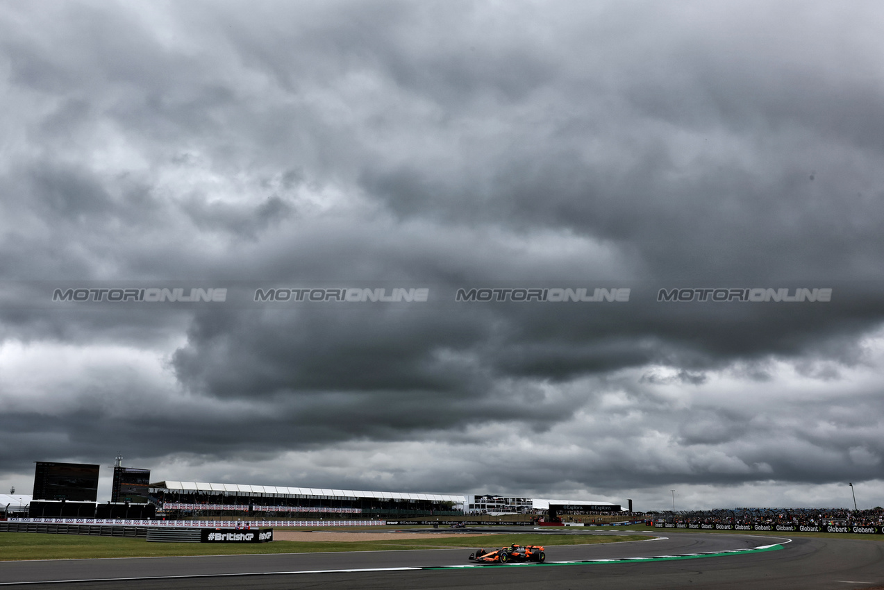 GP GRAN BRETAGNA, Lando Norris (GBR) McLaren MCL38.

05.07.2024. Formula 1 World Championship, Rd 12, British Grand Prix, Silverstone, England, Practice Day.

- www.xpbimages.com, EMail: requests@xpbimages.com © Copyright: Moy / XPB Images