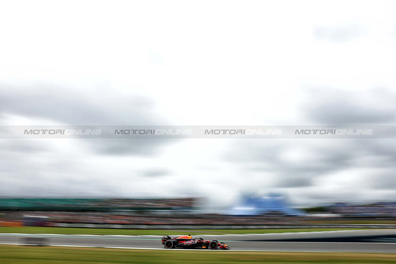 GP GRAN BRETAGNA, Max Verstappen (NLD) Red Bull Racing RB20.

05.07.2024. Formula 1 World Championship, Rd 12, British Grand Prix, Silverstone, England, Practice Day.

- www.xpbimages.com, EMail: requests@xpbimages.com © Copyright: Charniaux / XPB Images