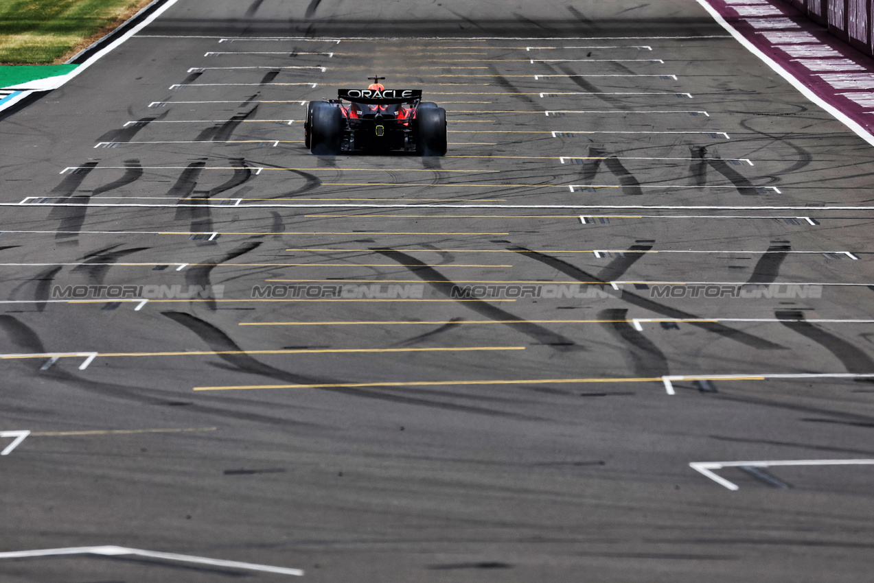 GP GRAN BRETAGNA, Max Verstappen (NLD) Red Bull Racing RB20.

05.07.2024. Formula 1 World Championship, Rd 12, British Grand Prix, Silverstone, England, Practice Day.

- www.xpbimages.com, EMail: requests@xpbimages.com © Copyright: Moy / XPB Images