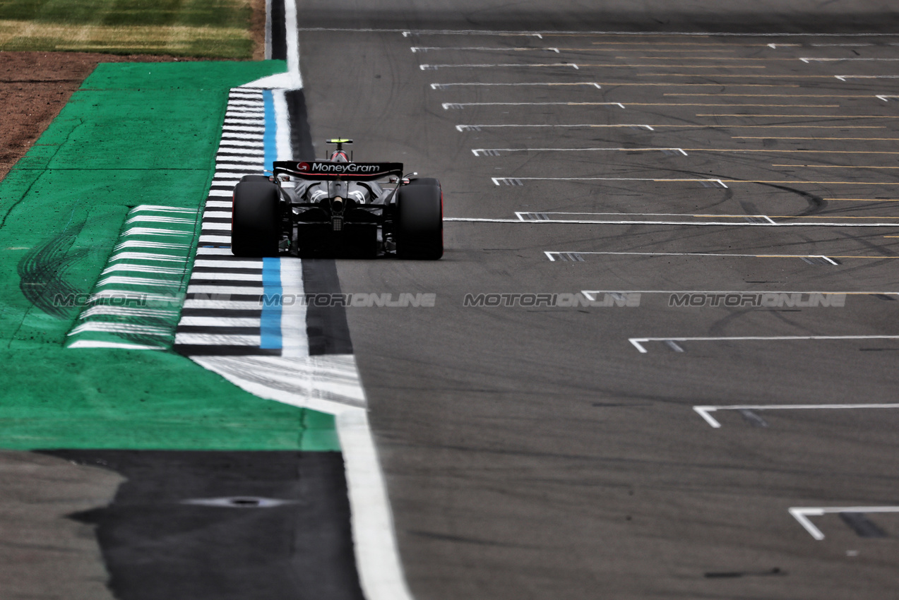 GP GRAN BRETAGNA, Nico Hulkenberg (GER) Haas VF-24.

05.07.2024. Formula 1 World Championship, Rd 12, British Grand Prix, Silverstone, England, Practice Day.

- www.xpbimages.com, EMail: requests@xpbimages.com © Copyright: Moy / XPB Images