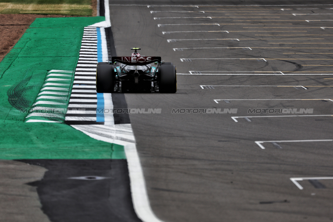 GP GRAN BRETAGNA, Lewis Hamilton (GBR) Mercedes AMG F1 W15.

05.07.2024. Formula 1 World Championship, Rd 12, British Grand Prix, Silverstone, England, Practice Day.

- www.xpbimages.com, EMail: requests@xpbimages.com © Copyright: Moy / XPB Images