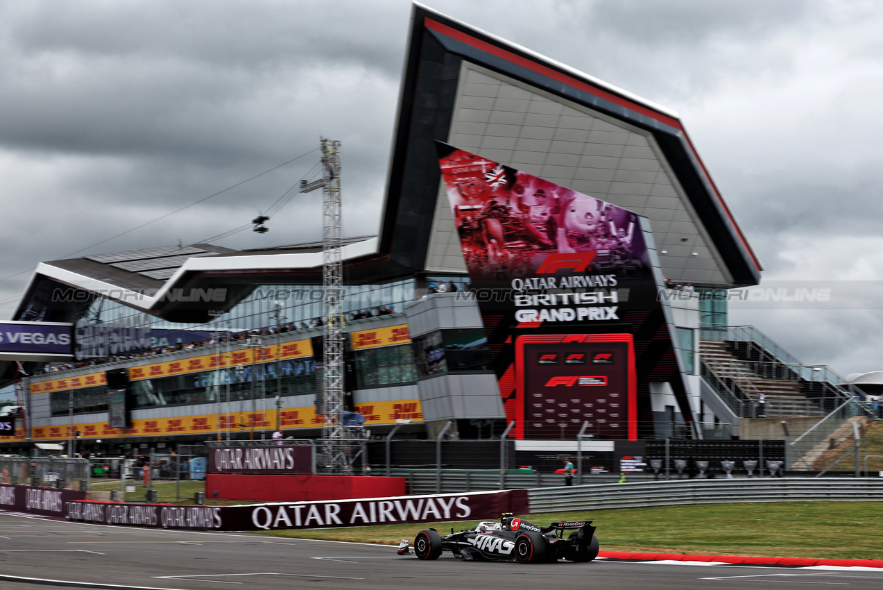 GP GRAN BRETAGNA, Nico Hulkenberg (GER) Haas VF-24.

05.07.2024. Formula 1 World Championship, Rd 12, British Grand Prix, Silverstone, England, Practice Day.

- www.xpbimages.com, EMail: requests@xpbimages.com © Copyright: Moy / XPB Images