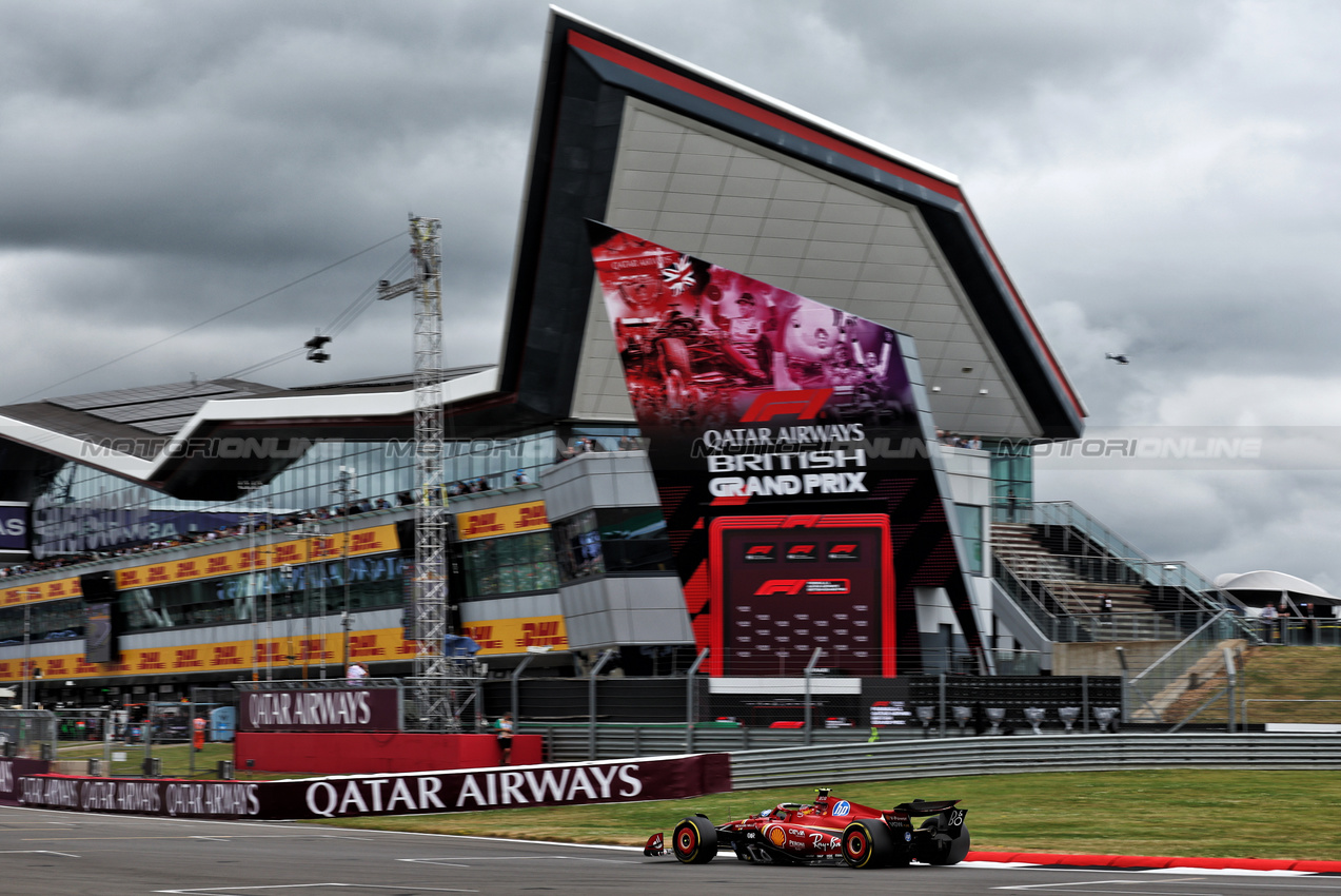 GP GRAN BRETAGNA, Carlos Sainz Jr (ESP) Ferrari SF-24.

05.07.2024. Formula 1 World Championship, Rd 12, British Grand Prix, Silverstone, England, Practice Day.

- www.xpbimages.com, EMail: requests@xpbimages.com © Copyright: Moy / XPB Images