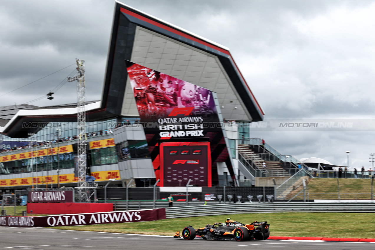 GP GRAN BRETAGNA, Lando Norris (GBR) McLaren MCL38.

05.07.2024. Formula 1 World Championship, Rd 12, British Grand Prix, Silverstone, England, Practice Day.

- www.xpbimages.com, EMail: requests@xpbimages.com © Copyright: Moy / XPB Images