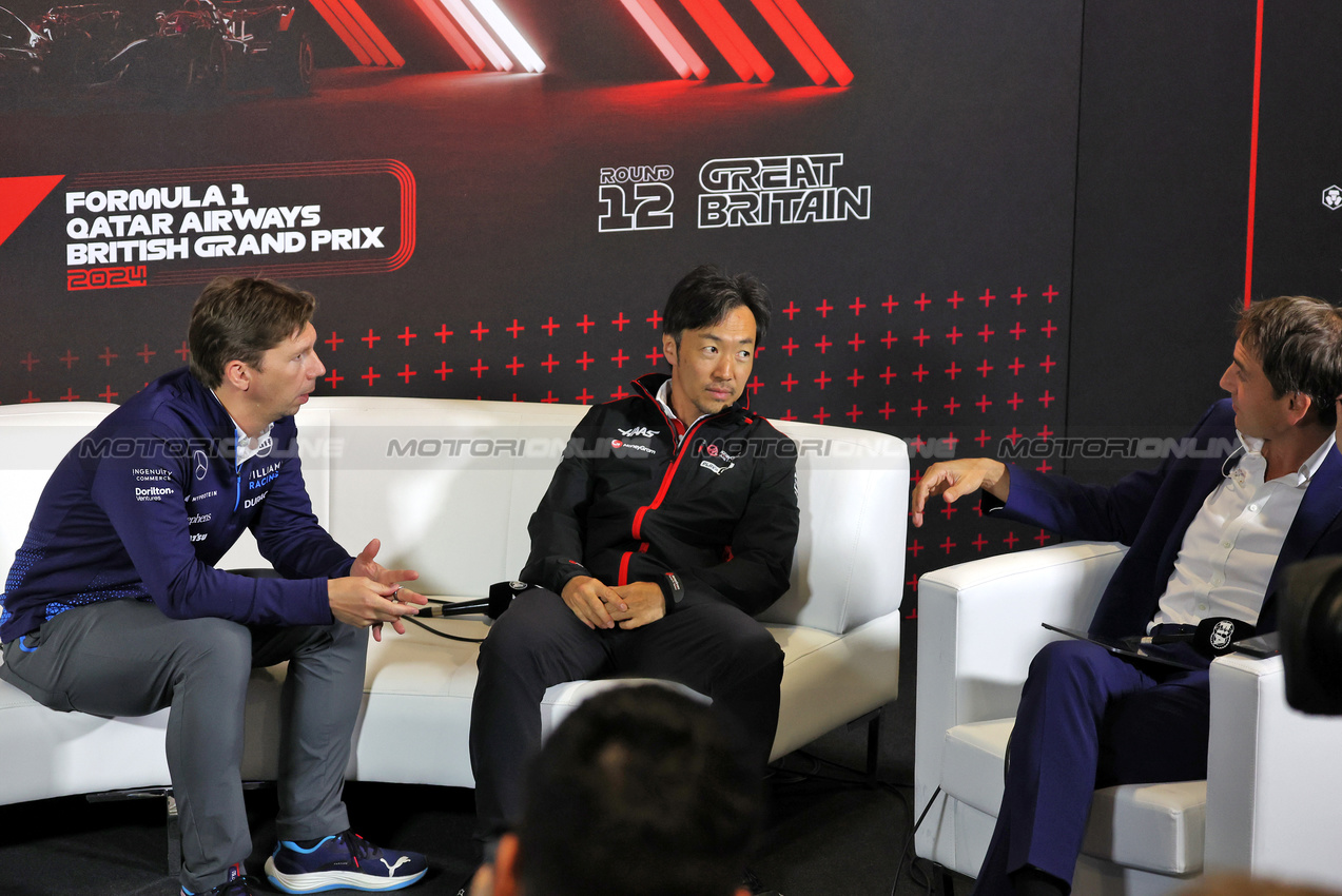 GP GRAN BRETAGNA, (L to R): James Vowles (GBR) Williams Racing Team Principal; Ayao Komatsu (JPN) Haas F1 Team Principal; e Tom Clarkson (GBR) Journalist, in the FIA Press Conference.

05.07.2024. Formula 1 World Championship, Rd 12, British Grand Prix, Silverstone, England, Practice Day.

- www.xpbimages.com, EMail: requests@xpbimages.com © Copyright: Bearne / XPB Images