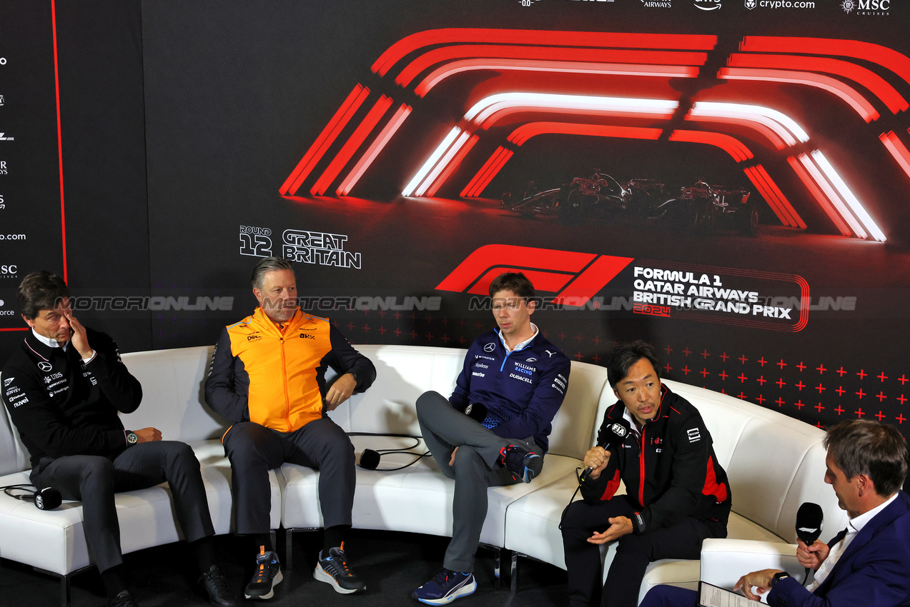 GP GRAN BRETAGNA, (L to R): Toto Wolff (GER) Mercedes AMG F1 Shareholder e Executive Director; Zak Brown (USA) McLaren Executive Director; James Vowles (GBR) Williams Racing Team Principal; e Ayao Komatsu (JPN) Haas F1 Team Principal, in the FIA Press Conference.

05.07.2024. Formula 1 World Championship, Rd 12, British Grand Prix, Silverstone, England, Practice Day.

- www.xpbimages.com, EMail: requests@xpbimages.com © Copyright: Bearne / XPB Images