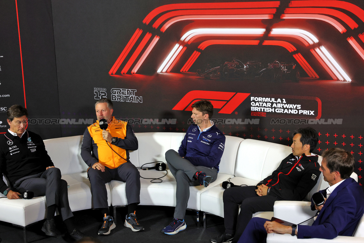 GP GRAN BRETAGNA, (L to R): Toto Wolff (GER) Mercedes AMG F1 Shareholder e Executive Director; Zak Brown (USA) McLaren Executive Director; James Vowles (GBR) Williams Racing Team Principal; e Ayao Komatsu (JPN) Haas F1 Team Principal, in the FIA Press Conference.

05.07.2024. Formula 1 World Championship, Rd 12, British Grand Prix, Silverstone, England, Practice Day.

- www.xpbimages.com, EMail: requests@xpbimages.com © Copyright: Bearne / XPB Images