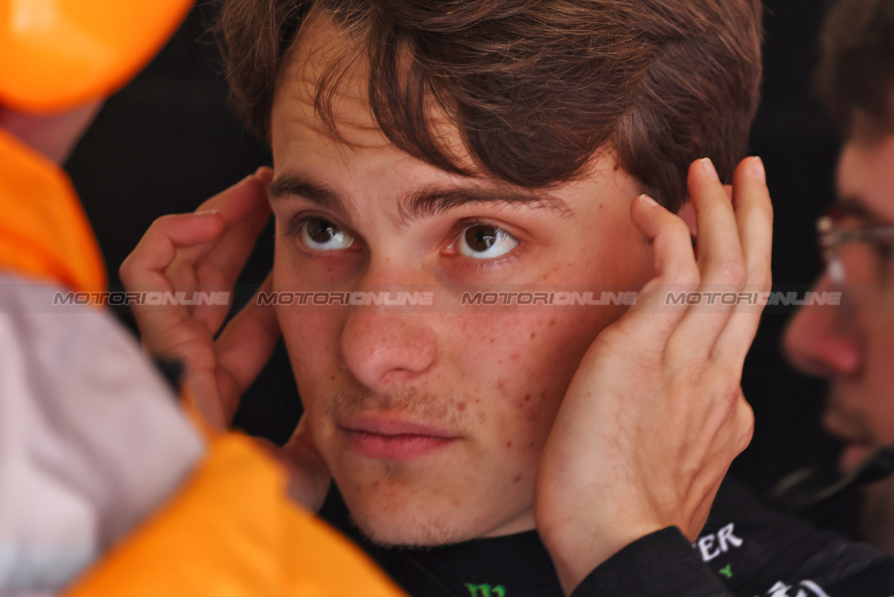 GP GRAN BRETAGNA, Oscar Piastri (AUS) McLaren.

05.07.2024. Formula 1 World Championship, Rd 12, British Grand Prix, Silverstone, England, Practice Day.

 - www.xpbimages.com, EMail: requests@xpbimages.com © Copyright: Coates / XPB Images