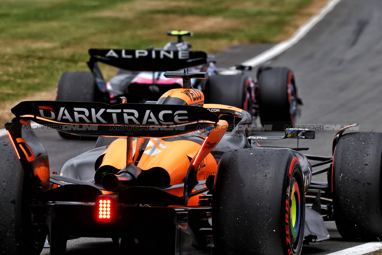GP GRAN BRETAGNA, Oscar Piastri (AUS) McLaren MCL38 stops in the pit lane.

05.07.2024. Formula 1 World Championship, Rd 12, British Grand Prix, Silverstone, England, Practice Day.

 - www.xpbimages.com, EMail: requests@xpbimages.com © Copyright: Coates / XPB Images