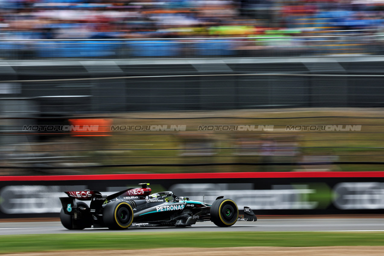 GP GRAN BRETAGNA, Lewis Hamilton (GBR) Mercedes AMG F1 W15.

05.07.2024. Formula 1 World Championship, Rd 12, British Grand Prix, Silverstone, England, Practice Day.

 - www.xpbimages.com, EMail: requests@xpbimages.com © Copyright: Coates / XPB Images
