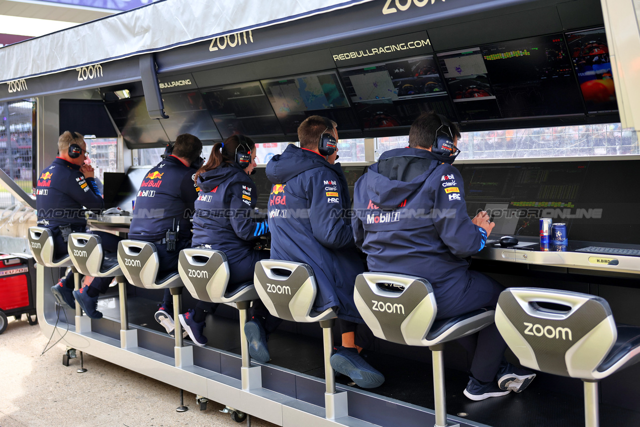 GP GRAN BRETAGNA, Red Bull Racing pit gantry.

05.07.2024. Formula 1 World Championship, Rd 12, British Grand Prix, Silverstone, England, Practice Day.

- www.xpbimages.com, EMail: requests@xpbimages.com © Copyright: Batchelor / XPB Images