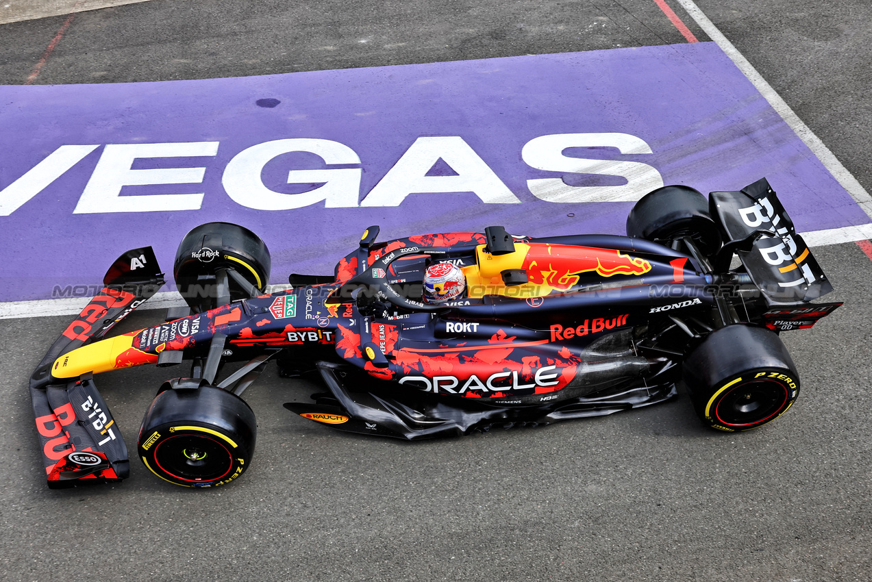 GP GRAN BRETAGNA, Max Verstappen (NLD) Red Bull Racing RB20.



05.07.2024. Formula 1 World Championship, Rd 12, British Grand Prix, Silverstone, England, Practice Day.

- www.xpbimages.com, EMail: requests@xpbimages.com © Copyright: Batchelor / XPB Images
