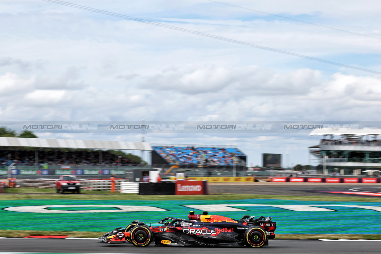 GP GRAN BRETAGNA, Lewis Hamilton (GBR) Mercedes AMG F1 W15 e Max Verstappen (NLD) Red Bull Racing RB20.

05.07.2024. Formula 1 World Championship, Rd 12, British Grand Prix, Silverstone, England, Practice Day.

- www.xpbimages.com, EMail: requests@xpbimages.com © Copyright: Bearne / XPB Images