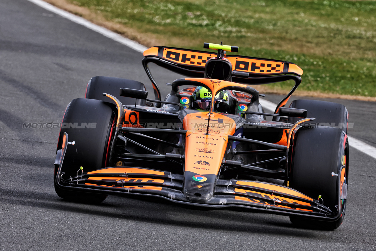 GP GRAN BRETAGNA, Lando Norris (GBR) McLaren MCL38.

05.07.2024. Formula 1 World Championship, Rd 12, British Grand Prix, Silverstone, England, Practice Day.

- www.xpbimages.com, EMail: requests@xpbimages.com © Copyright: Batchelor / XPB Images