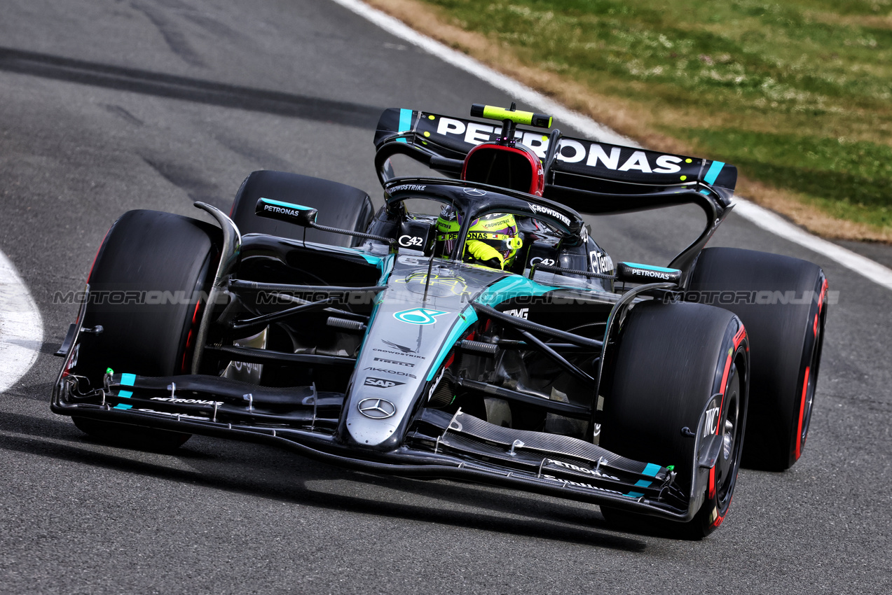 GP GRAN BRETAGNA, Lewis Hamilton (GBR) Mercedes AMG F1 W15.

05.07.2024. Formula 1 World Championship, Rd 12, British Grand Prix, Silverstone, England, Practice Day.

- www.xpbimages.com, EMail: requests@xpbimages.com © Copyright: Batchelor / XPB Images