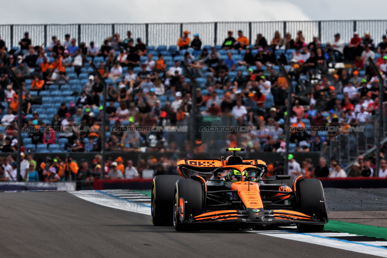 GP GRAN BRETAGNA, Lando Norris (GBR) McLaren MCL38.

05.07.2024. Formula 1 World Championship, Rd 12, British Grand Prix, Silverstone, England, Practice Day.

- www.xpbimages.com, EMail: requests@xpbimages.com © Copyright: Charniaux / XPB Images
