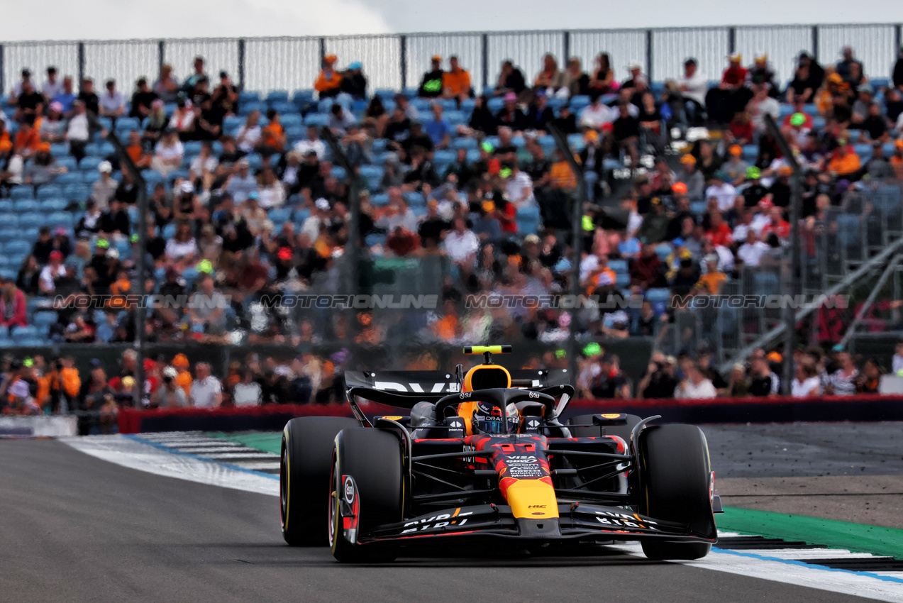 GP GRAN BRETAGNA, Sergio Perez (MEX) Red Bull Racing RB20.

05.07.2024. Formula 1 World Championship, Rd 12, British Grand Prix, Silverstone, England, Practice Day.

- www.xpbimages.com, EMail: requests@xpbimages.com © Copyright: Charniaux / XPB Images