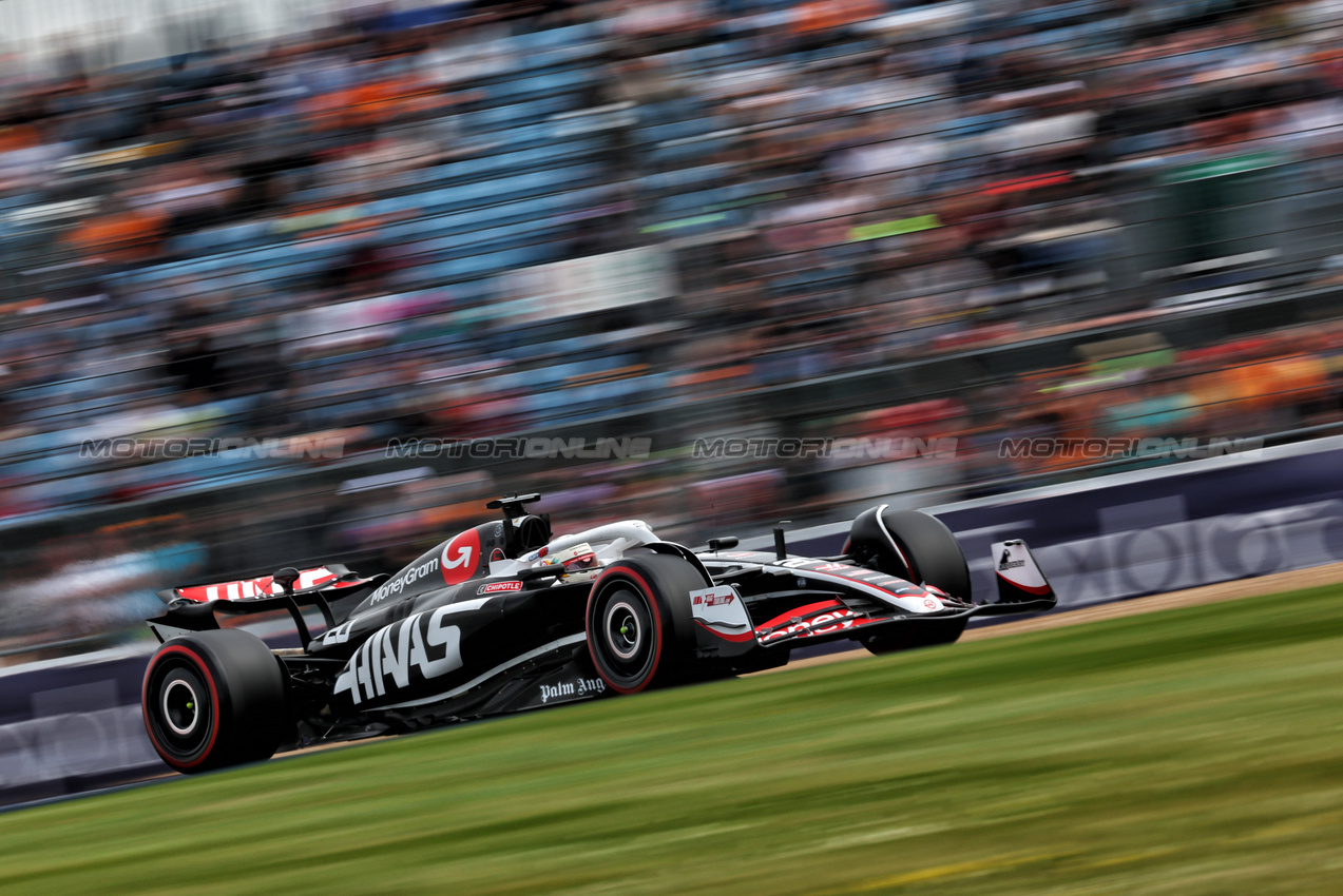 GP GRAN BRETAGNA, Kevin Magnussen (DEN) Haas VF-24.

05.07.2024. Formula 1 World Championship, Rd 12, British Grand Prix, Silverstone, England, Practice Day.

- www.xpbimages.com, EMail: requests@xpbimages.com © Copyright: Charniaux / XPB Images