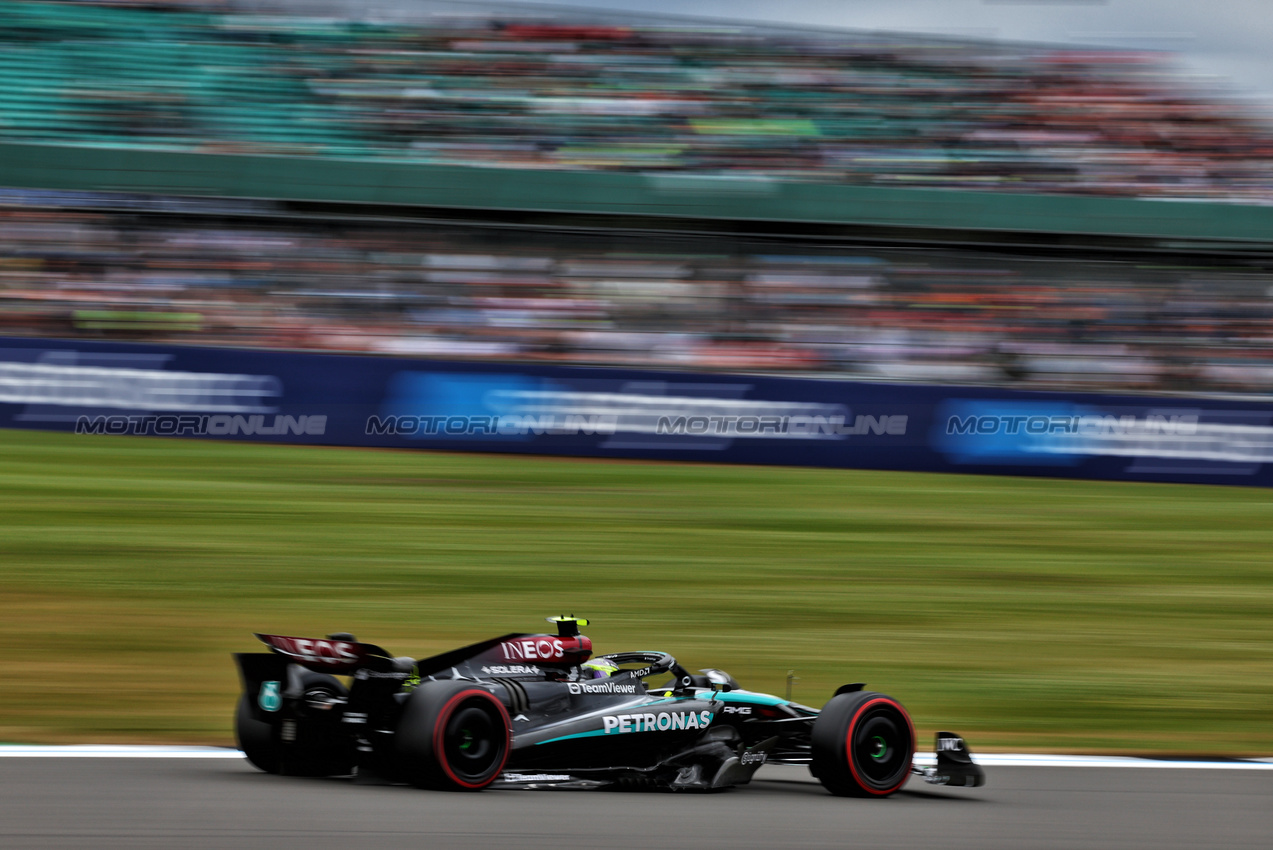 GP GRAN BRETAGNA, Lewis Hamilton (GBR) Mercedes AMG F1 W15.

05.07.2024. Formula 1 World Championship, Rd 12, British Grand Prix, Silverstone, England, Practice Day.

- www.xpbimages.com, EMail: requests@xpbimages.com © Copyright: Charniaux / XPB Images