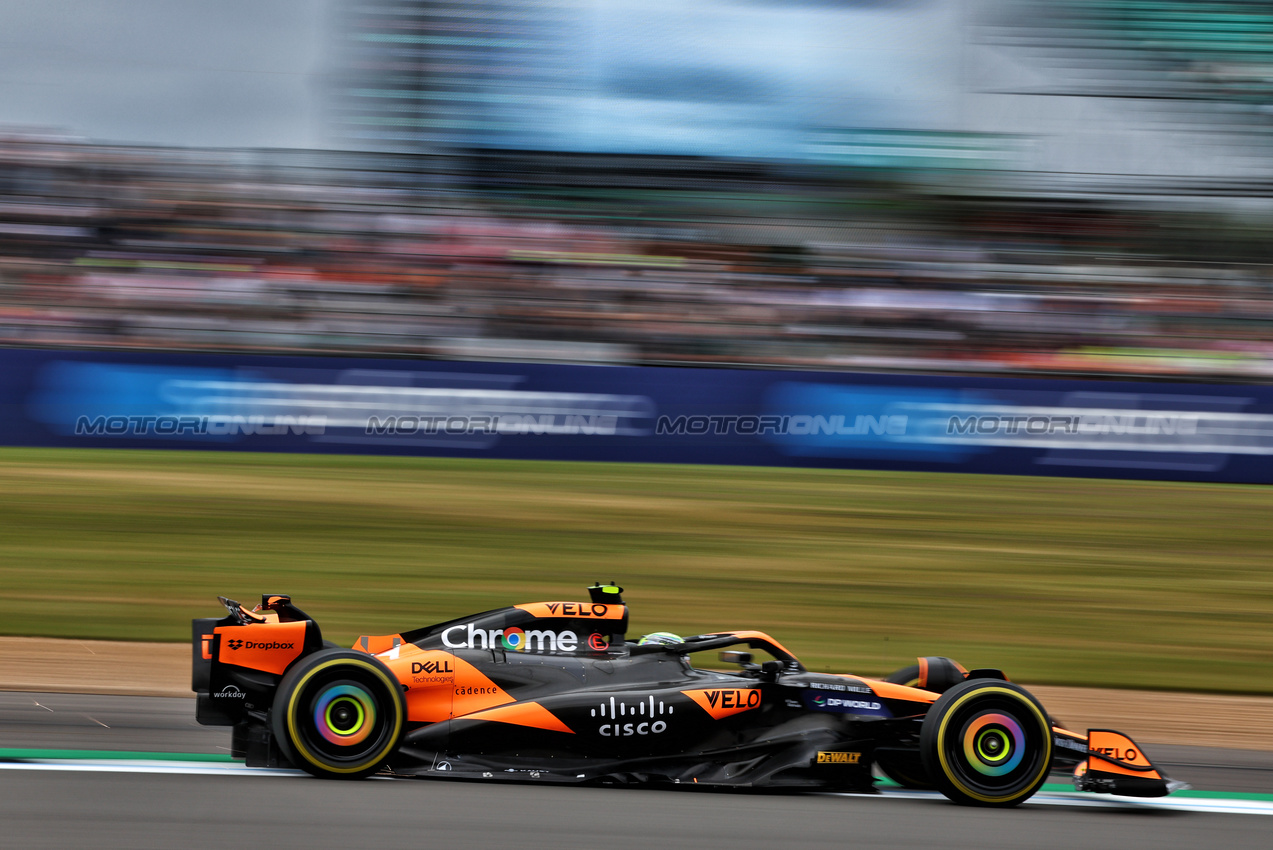 GP GRAN BRETAGNA, Lando Norris (GBR) McLaren MCL38.

05.07.2024. Formula 1 World Championship, Rd 12, British Grand Prix, Silverstone, England, Practice Day.

- www.xpbimages.com, EMail: requests@xpbimages.com © Copyright: Charniaux / XPB Images
