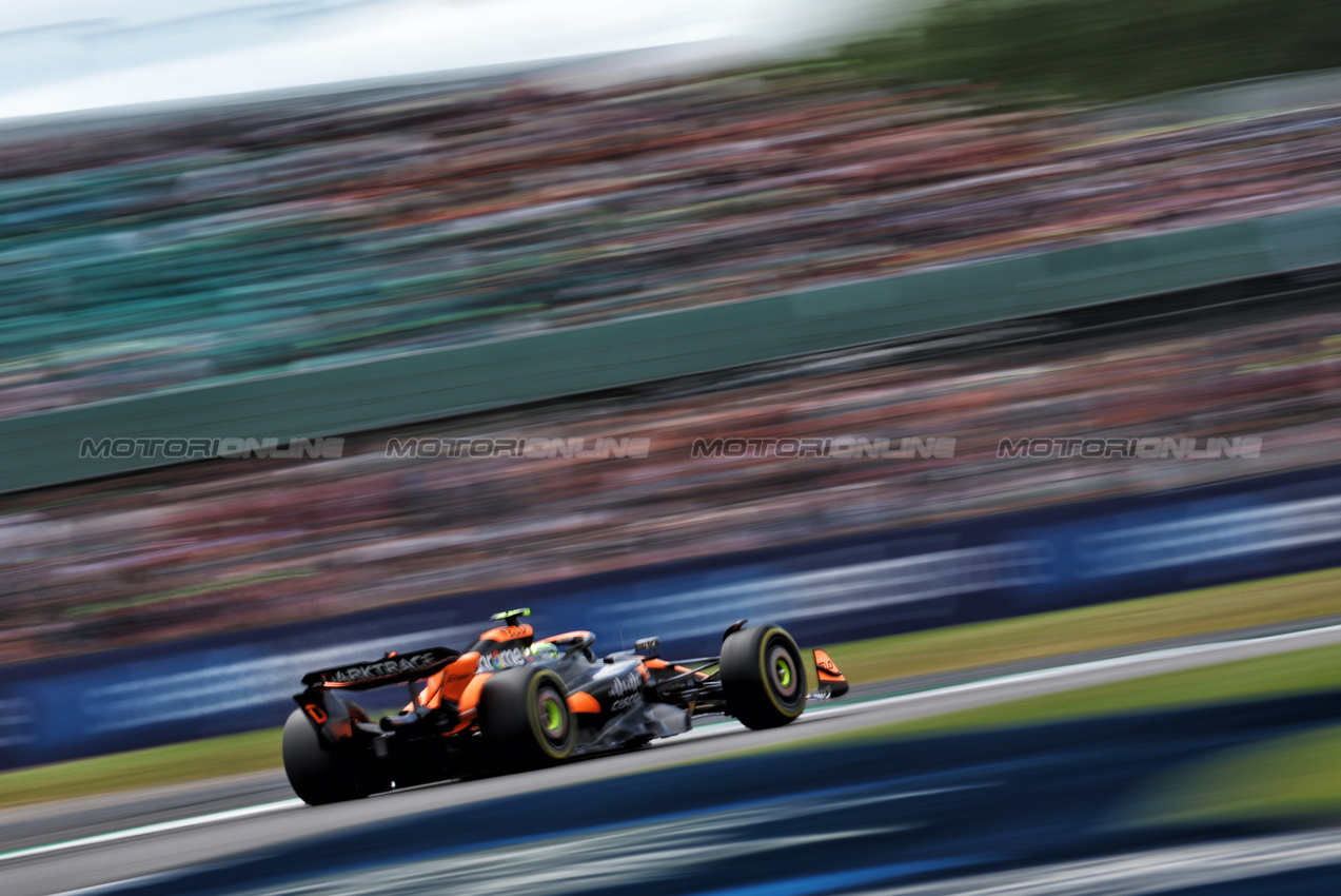 GP GRAN BRETAGNA, Lando Norris (GBR) McLaren MCL38.

05.07.2024. Formula 1 World Championship, Rd 12, British Grand Prix, Silverstone, England, Practice Day.

- www.xpbimages.com, EMail: requests@xpbimages.com © Copyright: Moy / XPB Images